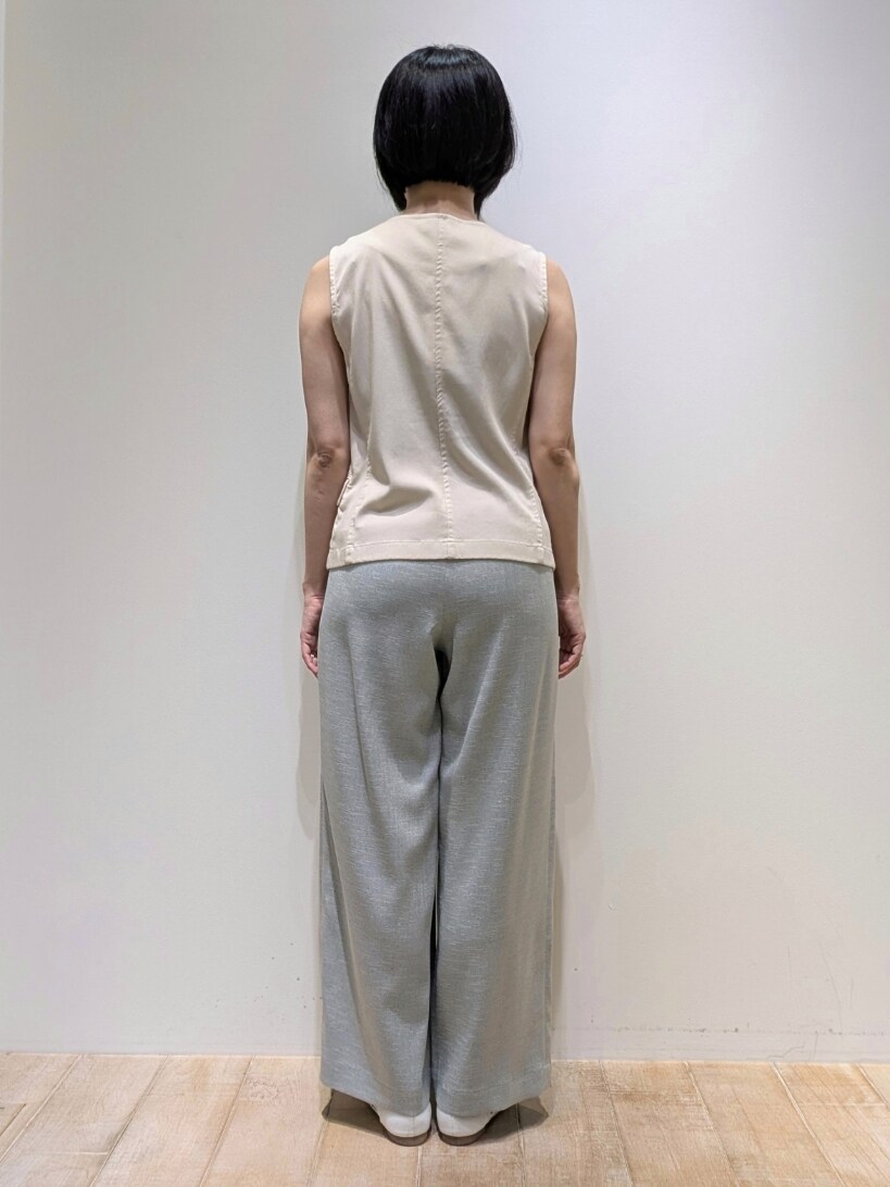 ブルー系のシャツ/ブラウス、グリーン系のスラックスを着用したレディースの春コーディネートの3枚目の写真