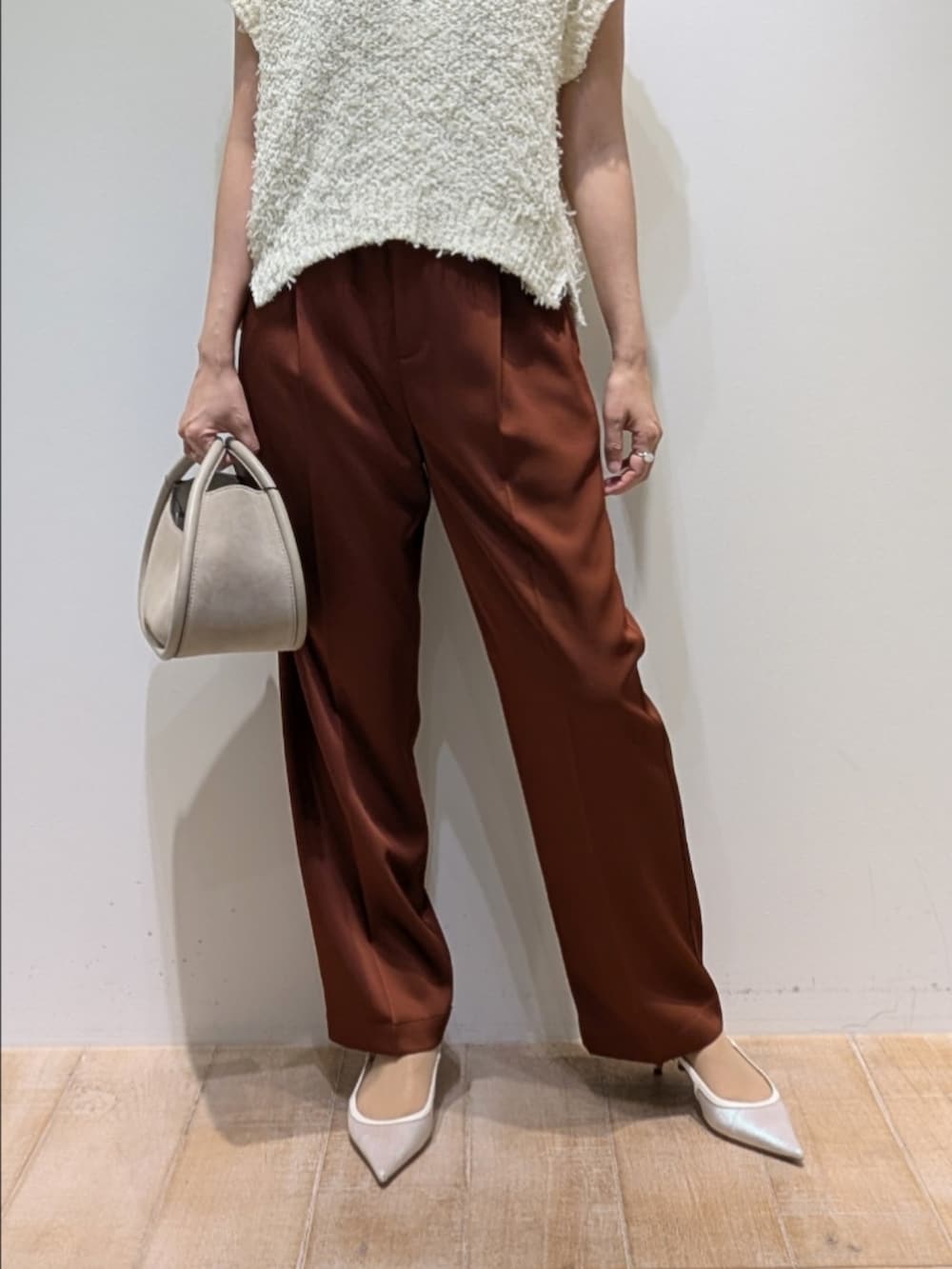 ホワイト系のニット/セーター、ブラウン系のその他パンツを着用したレディースの夏コーディネートの3枚目の写真