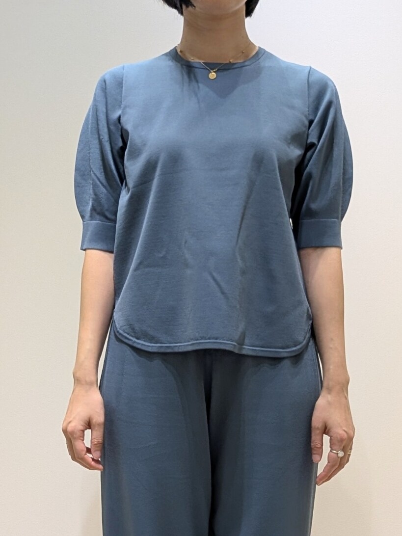 ブラック系のTシャツ/カットソー、グリーン系のその他パンツ、ホワイト系のカーディガン/ボレロを着用したレディースの春コーディネートの4枚目の写真