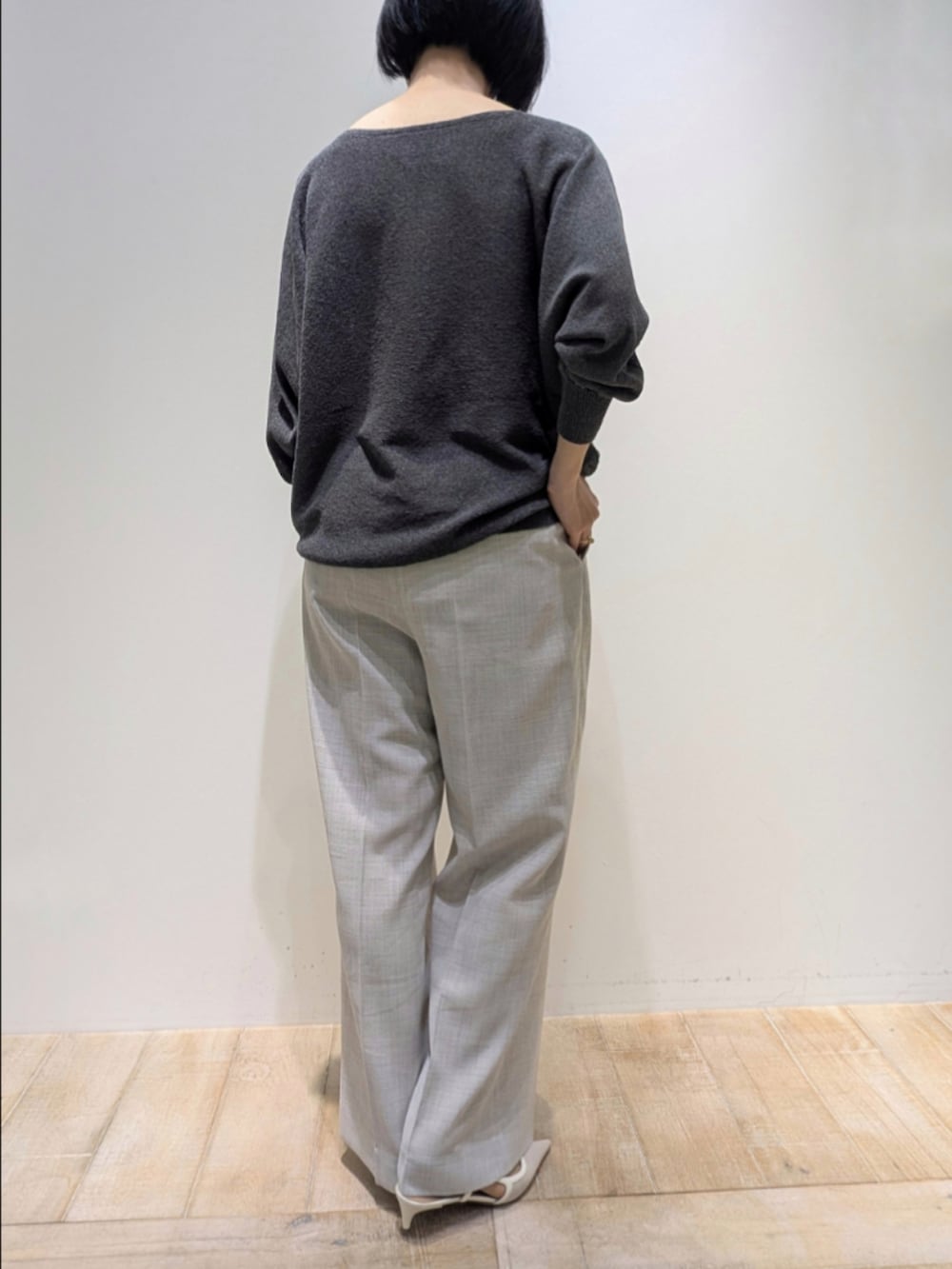 グレー系のニット/セーター、ベージュ系のその他パンツ、シルバー系のネックレスを着用したレディースの春コーディネートの5枚目の写真