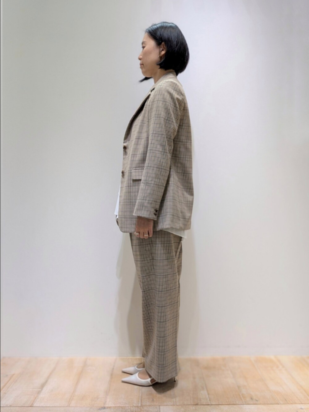 ベージュ系のテーラードジャケット、ホワイト系のシャツ/ブラウス、ベージュ系のその他パンツを着用したレディースの秋コーディネートの4枚目の写真