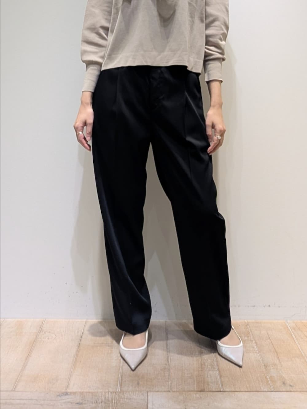 ベージュ系のニット/セーター、ベージュ系のカーディガン/ボレロ、ブラック系のその他パンツを着用したレディースの冬コーディネートの3枚目の写真