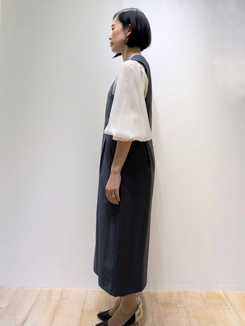 グリーン系のワンピース、ホワイト系のシャツ/ブラウスを着用したレディースの秋コーディネートの2枚目の写真