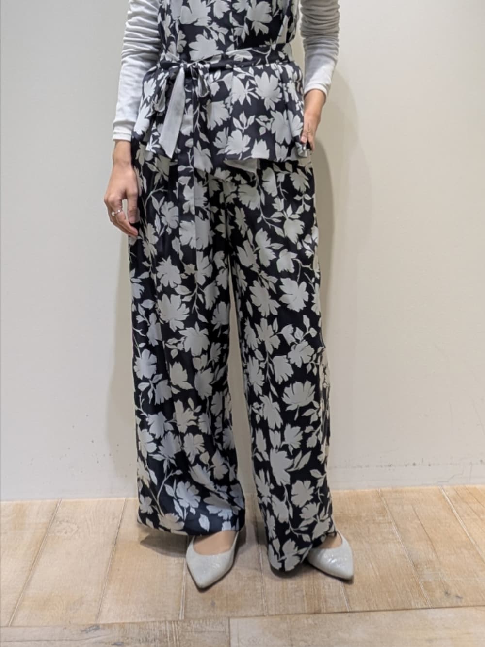 ホワイト系のTシャツ/カットソー、グレー系のベスト、グレー系のその他パンツを着用したレディースの冬コーディネートの3枚目の写真