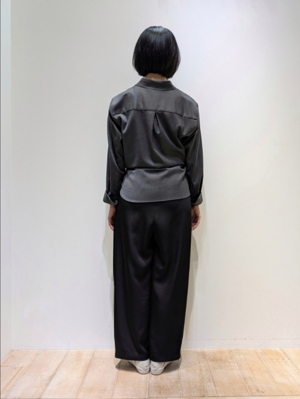 グレー系のシャツ/ブラウス、ブラック系のその他パンツを着用したレディースの秋コーディネートの5枚目の写真