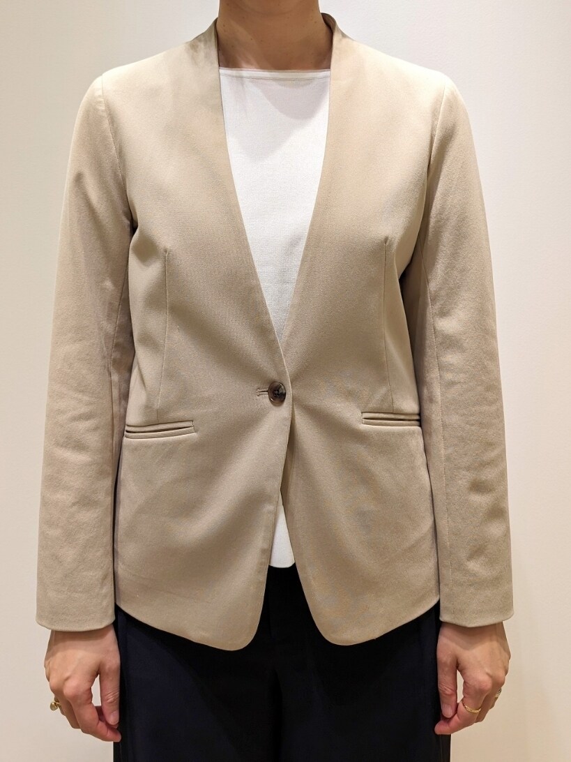 ベージュ系のテーラードジャケット、ホワイト系のニット/セーター、ブルー系のその他パンツを着用したレディースの冬コーディネートの2枚目の写真