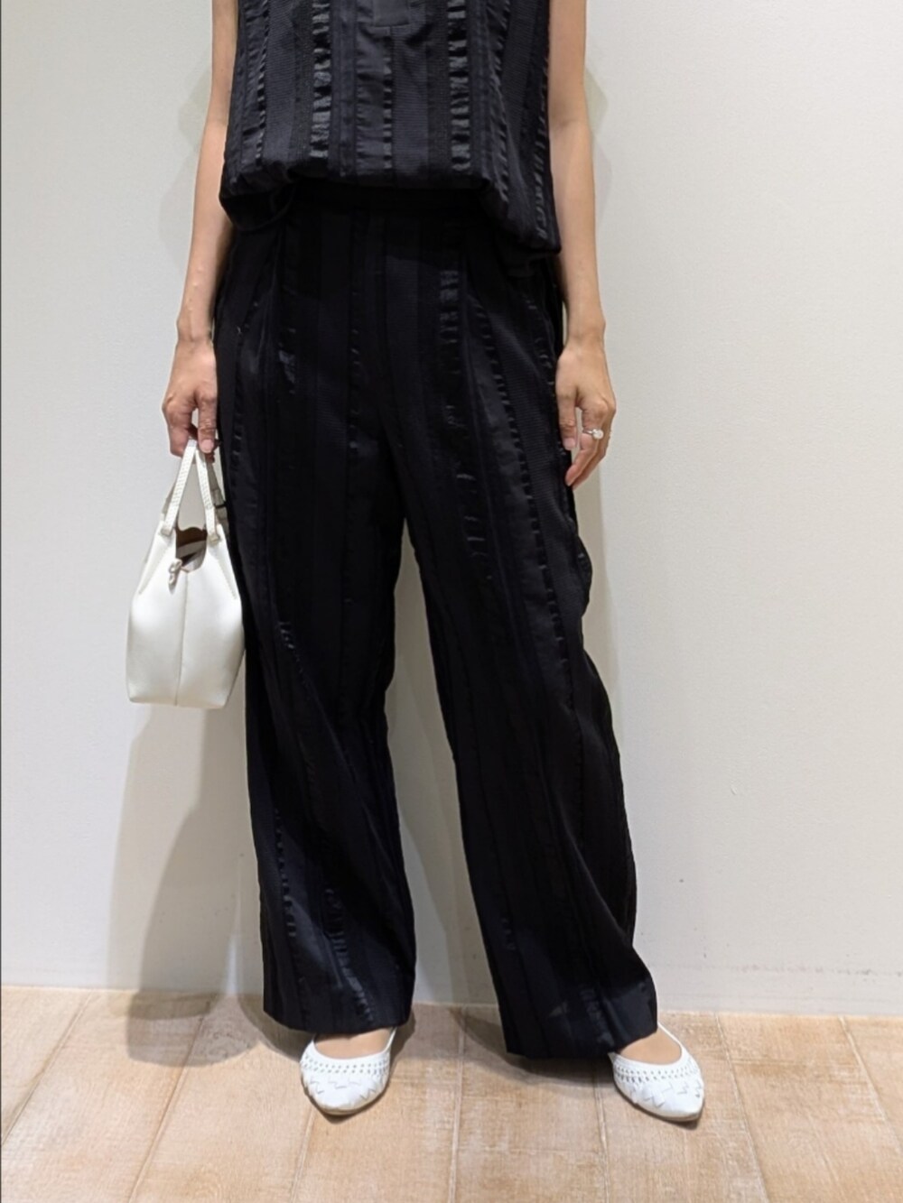 ブラック系のシャツ/ブラウス、ブラック系のその他パンツを着用したレディースの夏コーディネートの3枚目の写真