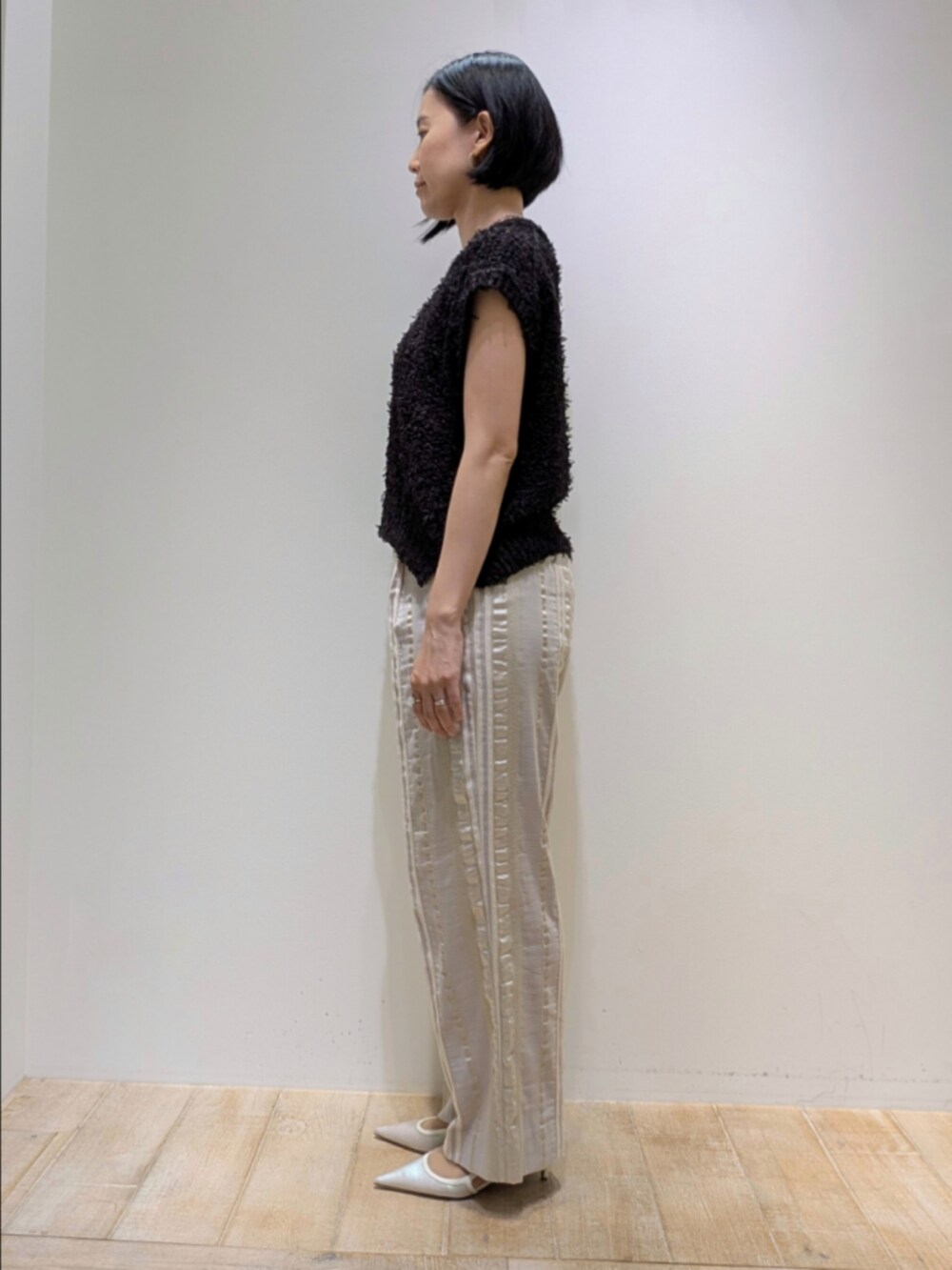 ブラウン系のニット/セーター、ベージュ系のその他パンツを着用したレディースの夏コーディネートの4枚目の写真