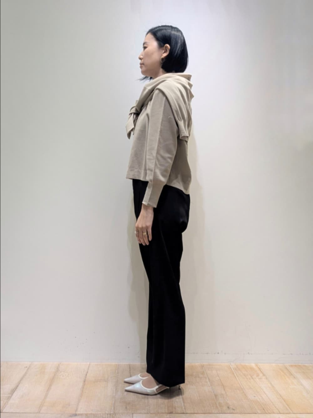 ベージュ系のニット/セーター、ベージュ系のカーディガン/ボレロ、ブラック系のその他パンツを着用したレディースの冬コーディネートの4枚目の写真