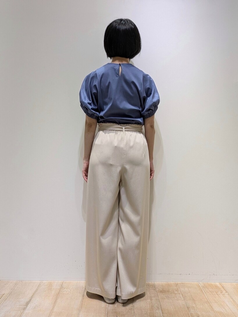 ホワイト系のその他パンツ、ブルー系のTシャツ/カットソーを着用したレディースの春コーディネートの3枚目の写真