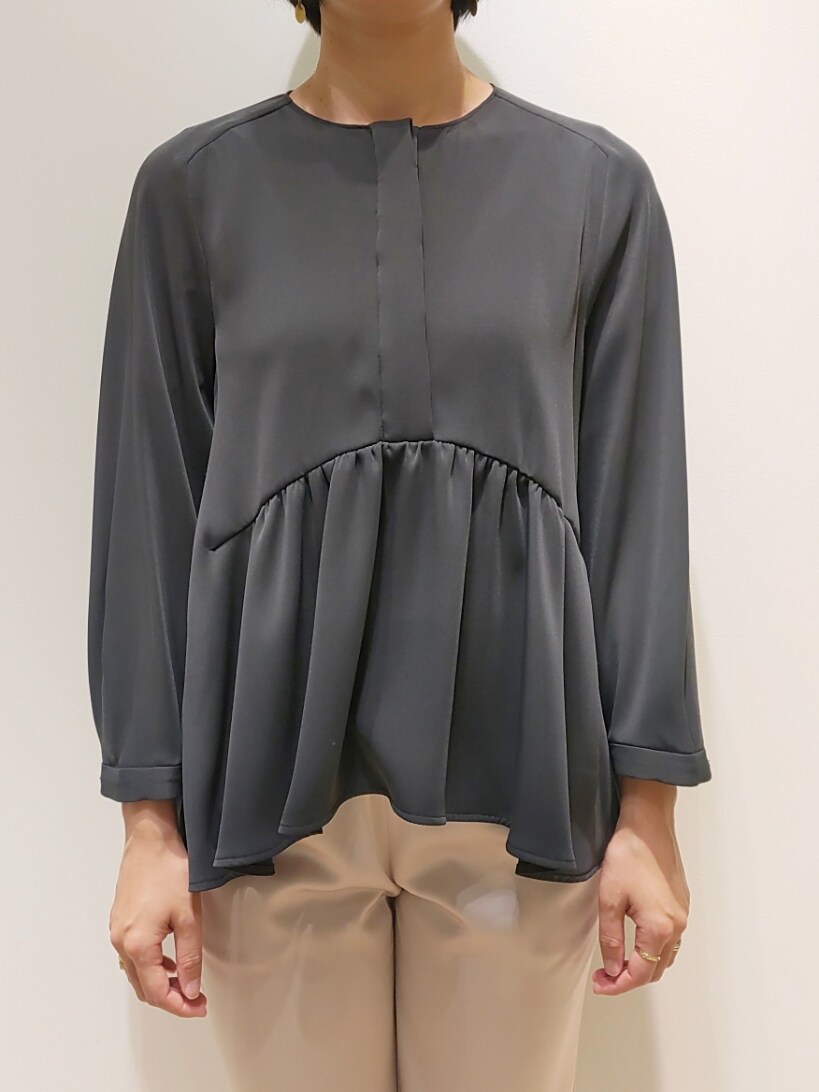 グレー系のシャツ/ブラウス、ピンク系のスラックスを着用したレディースの冬コーディネートの2枚目の写真