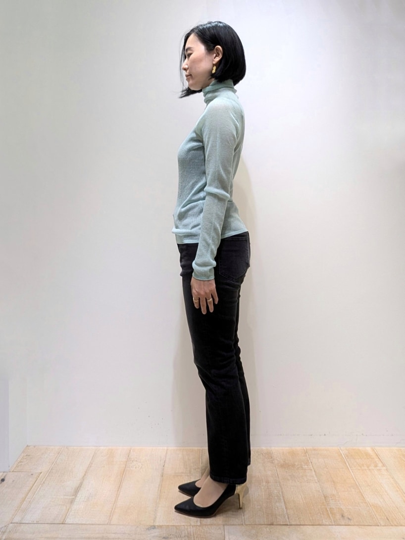 グリーン系のニット/セーター、ブラック系のテーラードジャケット、ブラック系のその他パンツを着用したレディースの秋コーディネートの3枚目の写真