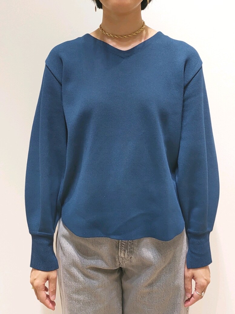 ブルー系のニット/セーター、ブラック系のデニムパンツを着用したレディースの秋コーディネートの2枚目の写真