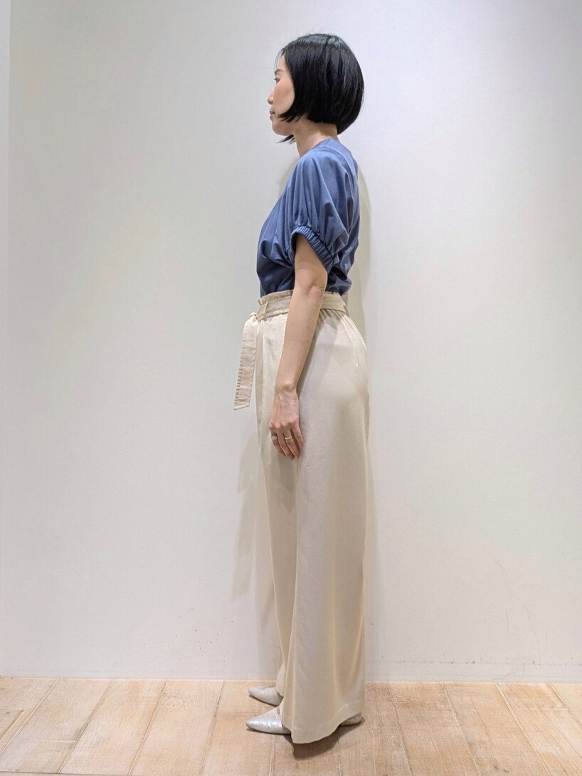 ホワイト系のその他パンツ、ブルー系のTシャツ/カットソーを着用したレディースの春コーディネートの2枚目の写真