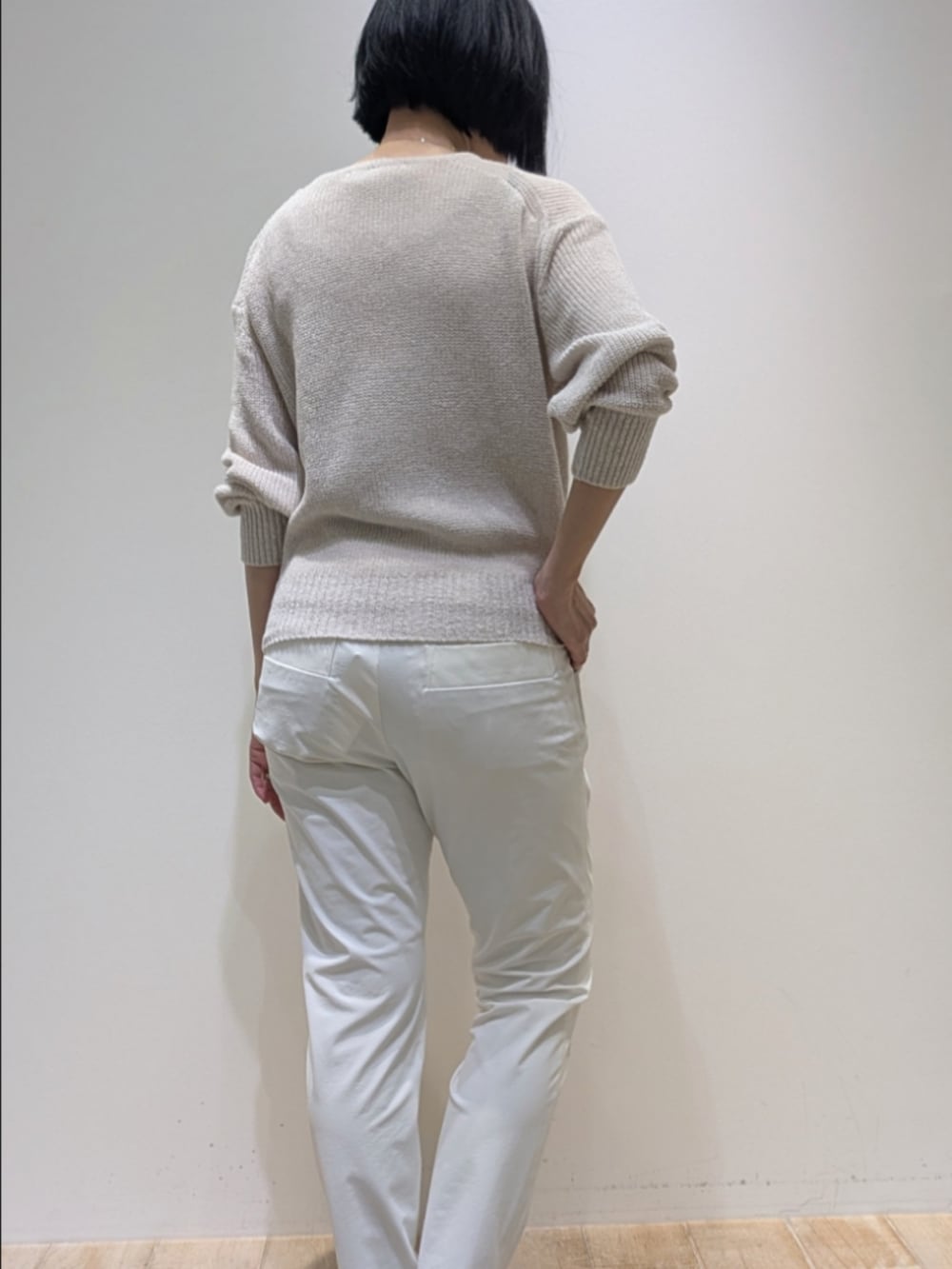 ベージュ系のニット/セーター、ホワイト系のその他パンツ、ホワイト系のシャツ/ブラウスを着用したレディースの春コーディネートの4枚目の写真