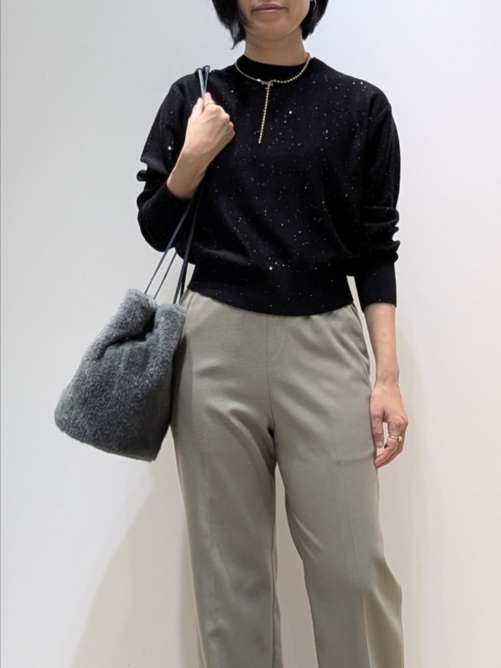 ブラック系のニット/セーター、グリーン系のその他パンツ、グリーン系のショルダーバッグを着用したレディースの秋コーディネートの2枚目の写真