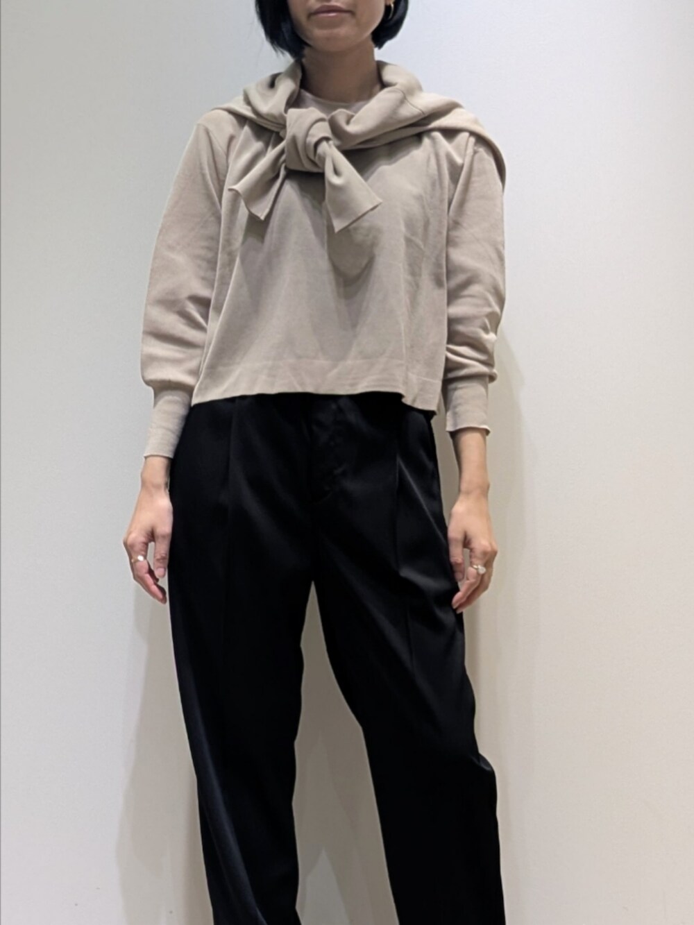 ベージュ系のニット/セーター、ベージュ系のカーディガン/ボレロ、ブラック系のその他パンツを着用したレディースの冬コーディネートの2枚目の写真