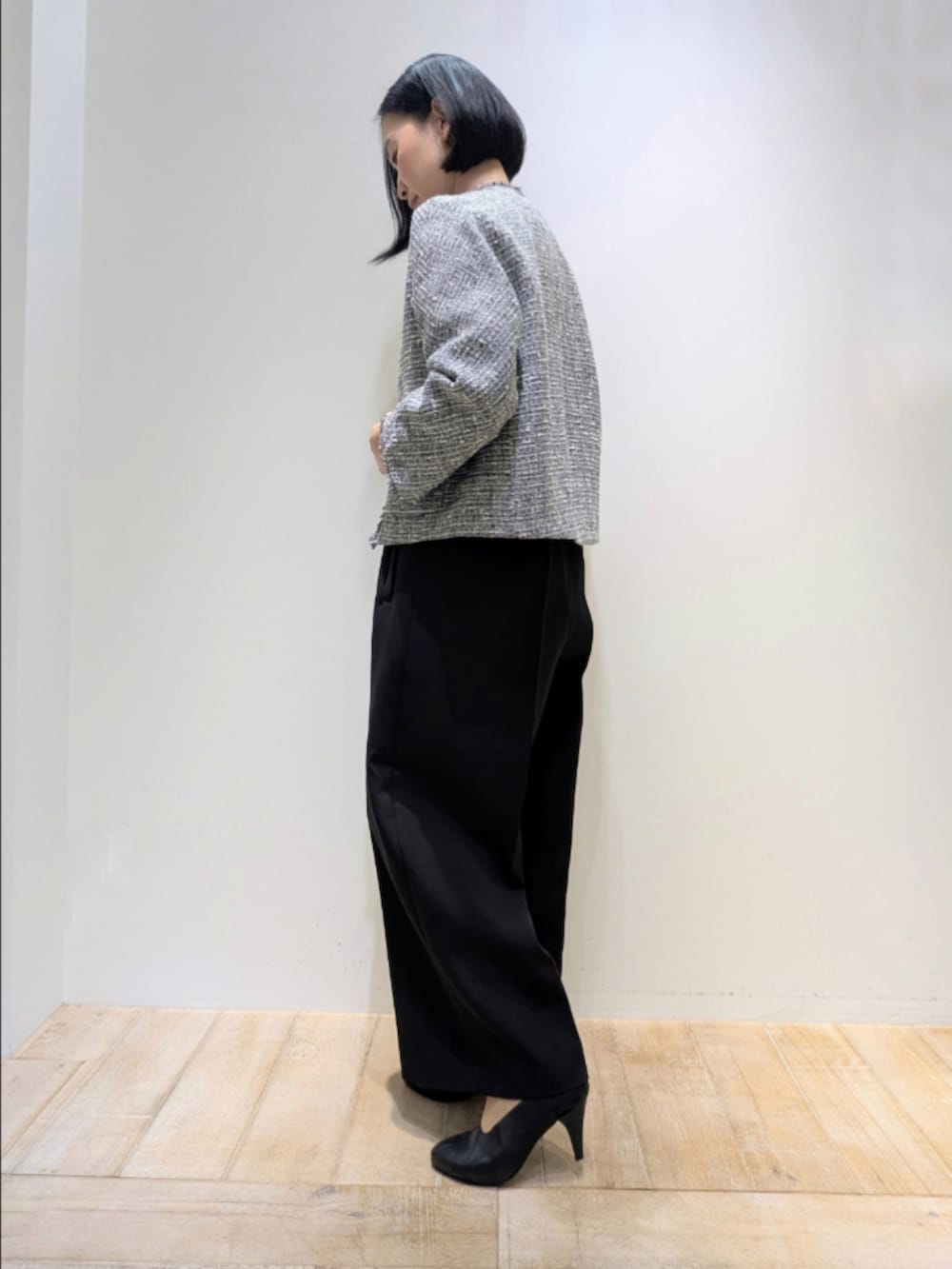 ブラック系のテーラードジャケット、ホワイト系のTシャツ/カットソー、ブラック系のつなぎ/オールインワンを着用したレディースの春コーディネートの4枚目の写真