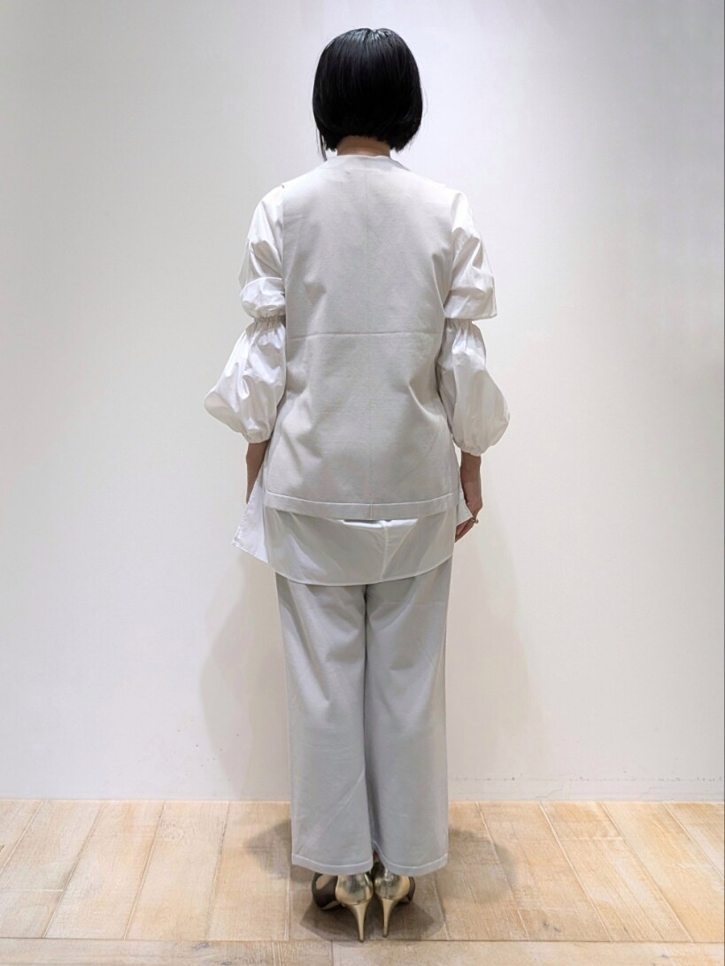 ホワイト系のシャツ/ブラウス、グレー系のその他パンツ、グレー系のベストを着用したレディースの秋コーディネートの3枚目の写真