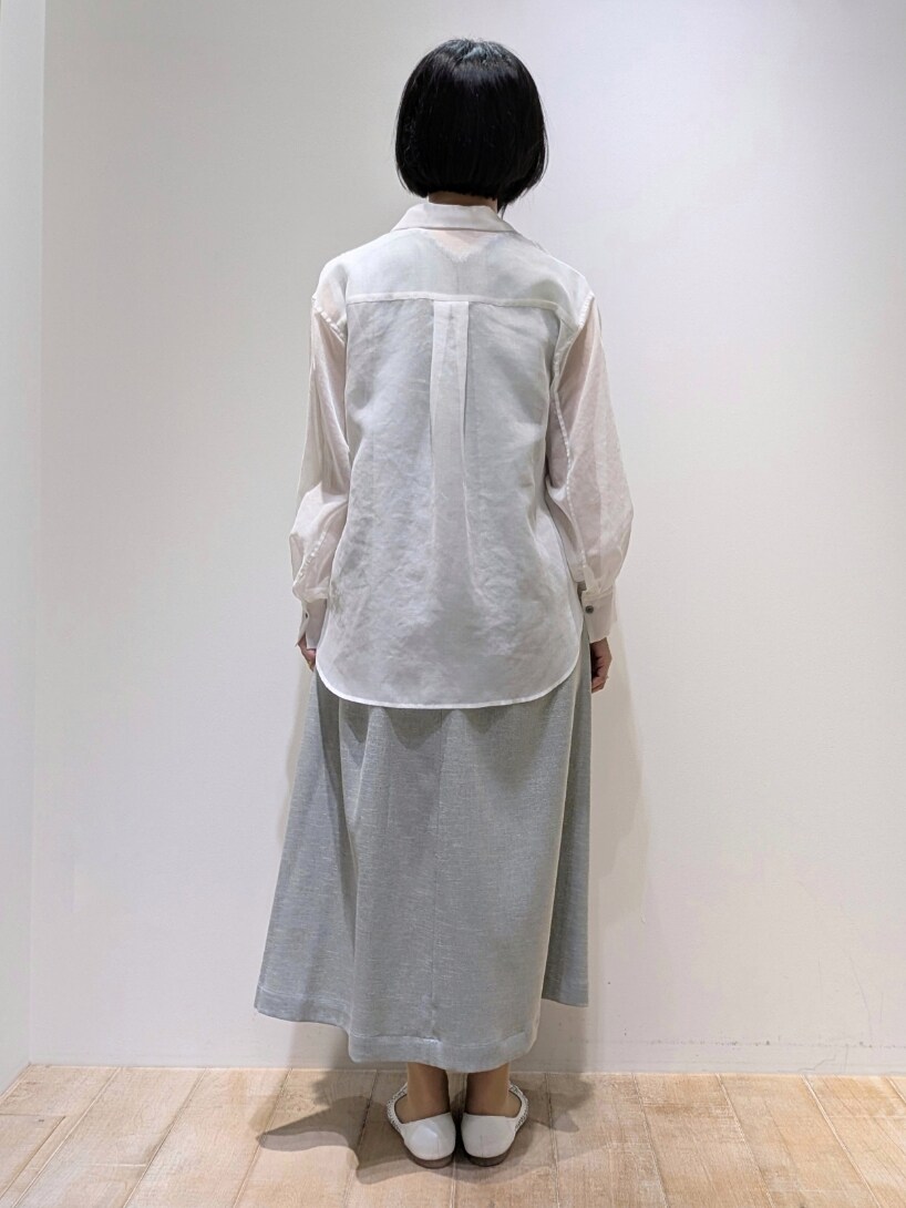 グリーン系のワンピース、ホワイト系のシャツ/ブラウスを着用したレディースの春コーディネートの3枚目の写真