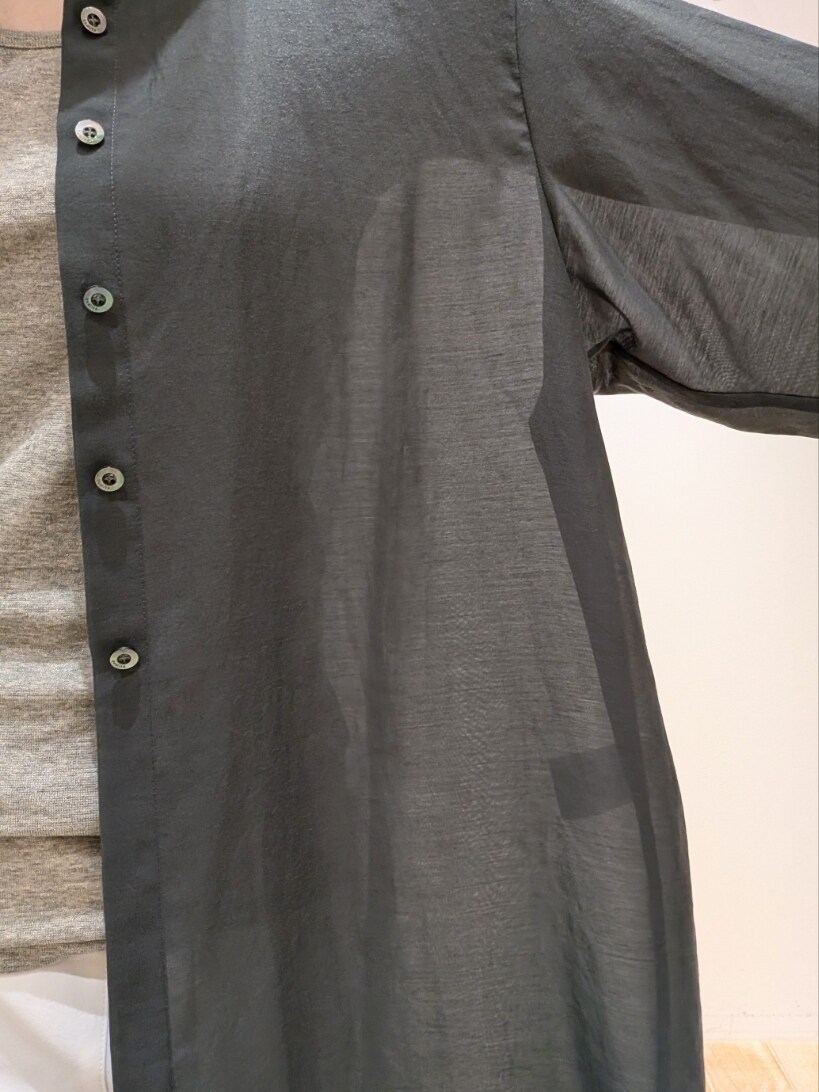 グレー系のシャツ/ブラウス、ホワイト系のその他パンツ、ベージュ系のタンクトップを着用したレディースの夏コーディネートの5枚目の写真