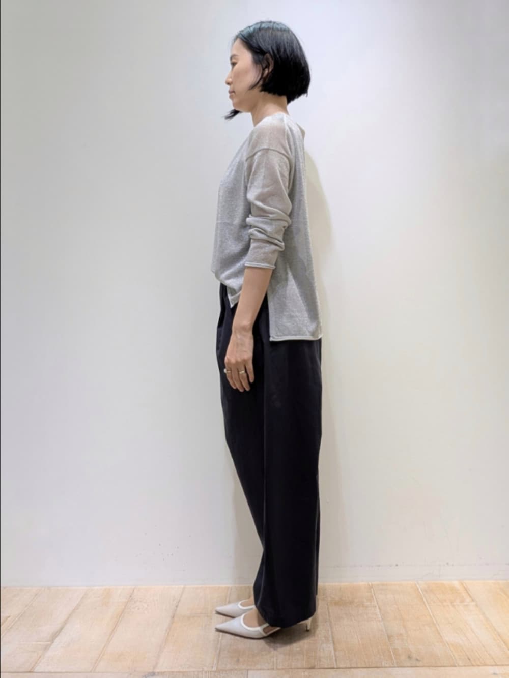 シルバー系のニット/セーター、ブルー系のカーゴパンツを着用したレディースの夏コーディネートの4枚目の写真