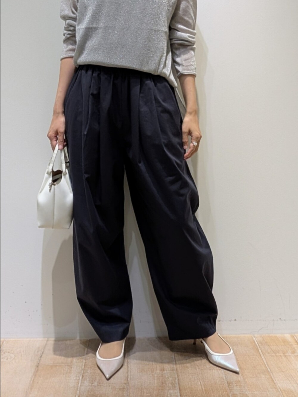 シルバー系のニット/セーター、ブルー系のカーゴパンツを着用したレディースの夏コーディネートの3枚目の写真