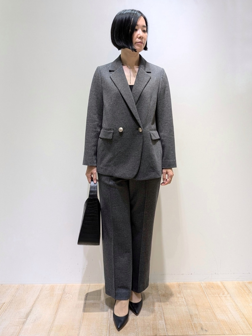 グレー系のテーラードジャケット、グレー系のスラックスを着用したレディースの冬コーディネートの4枚目の写真