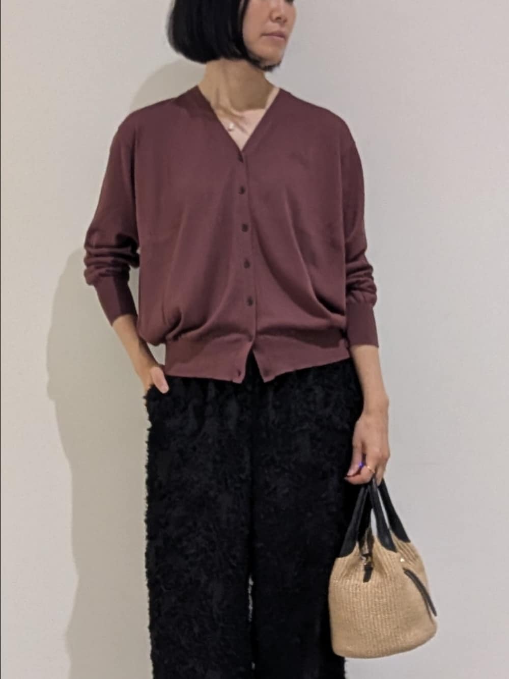 ブラック系のその他パンツ、レッド系のカーディガン/ボレロ、シルバー系のネックレスを着用したレディースの夏コーディネートの2枚目の写真