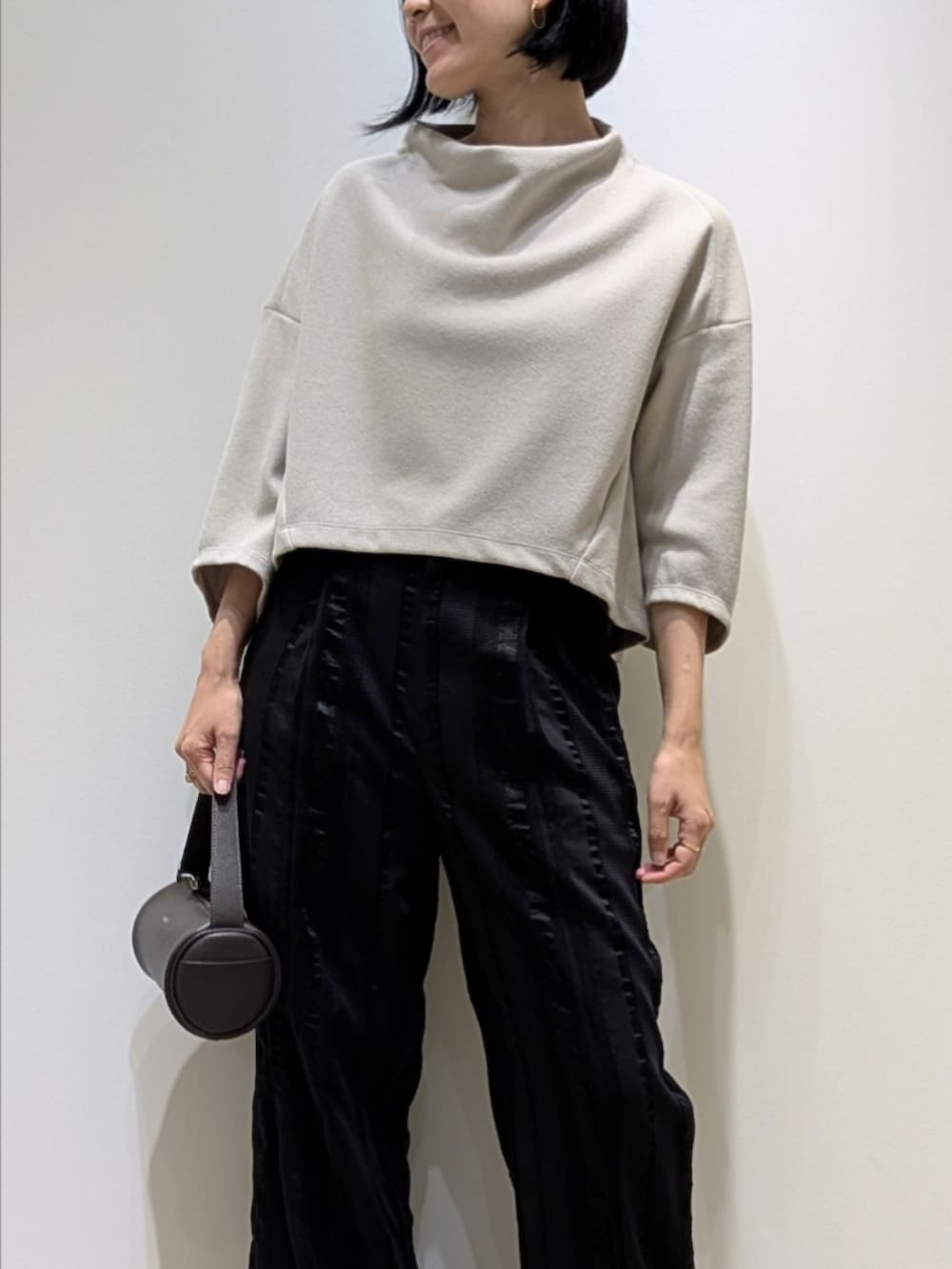 ブラック系のその他パンツ、ベージュ系のTシャツ/カットソーを着用したレディースの秋コーディネートの2枚目の写真