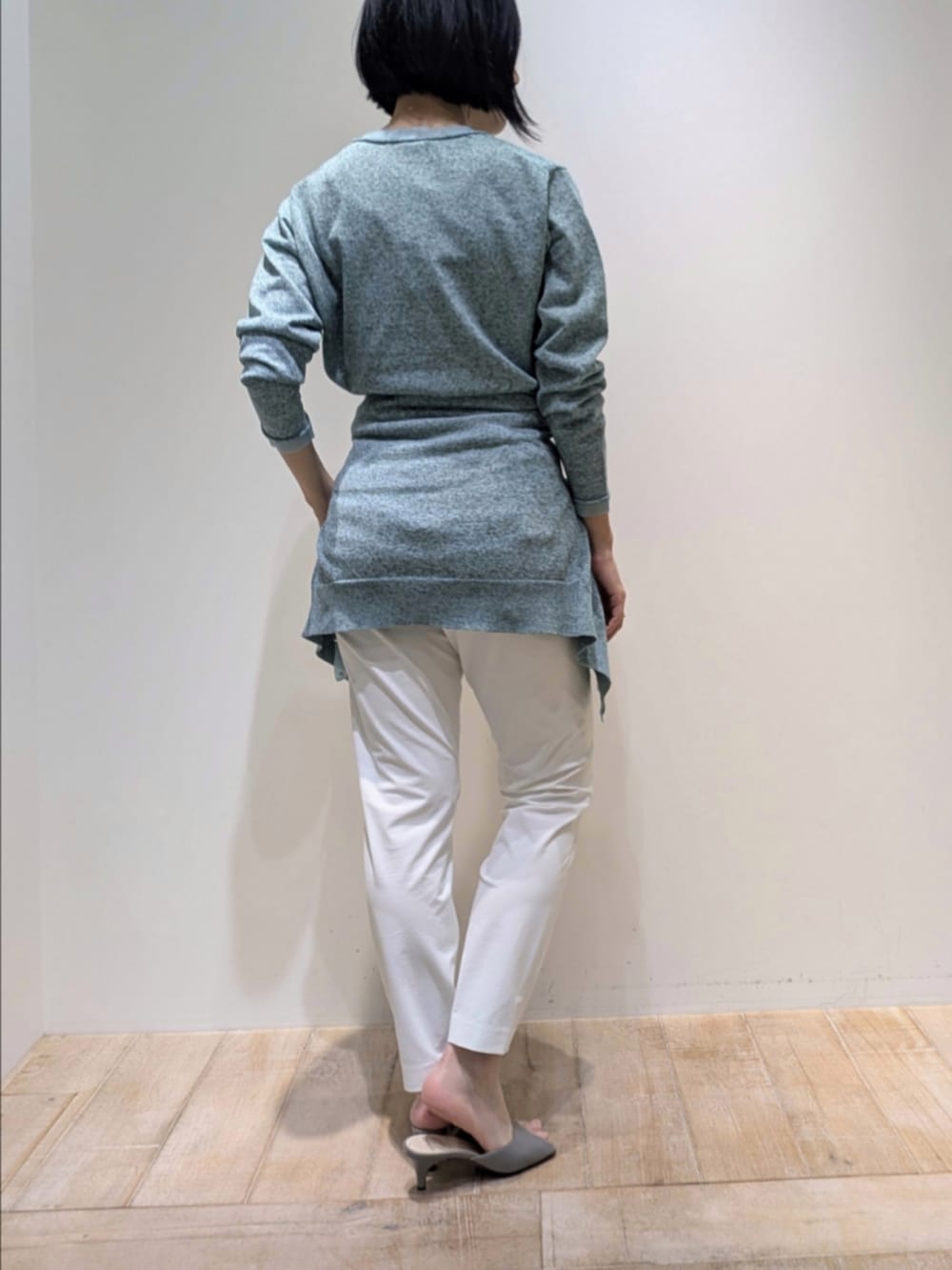 ホワイト系のその他パンツ、グリーン系のカーディガン/ボレロ、グリーン系のニット/セーターを着用したレディースの春コーディネートの5枚目の写真