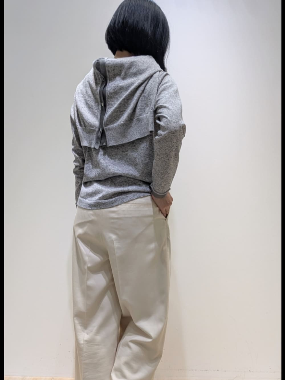 グレー系のニット/セーター、グレー系のカーディガン/ボレロ、ホワイト系のその他パンツを着用したレディースの春コーディネートの5枚目の写真