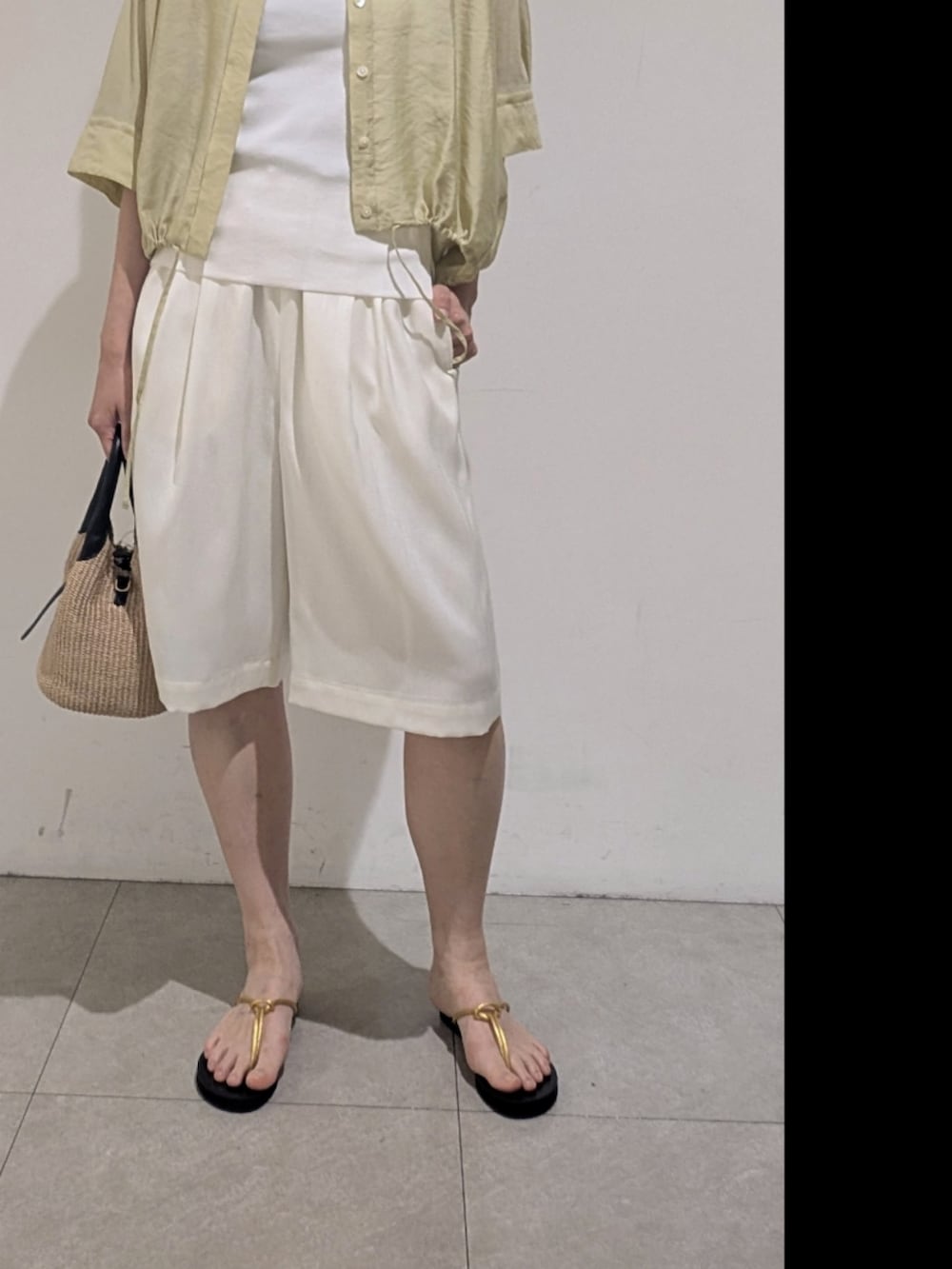 ホワイト系のタンクトップ、ホワイト系のその他パンツ、グリーン系のシャツ/ブラウスを着用したレディースの夏コーディネートの3枚目の写真