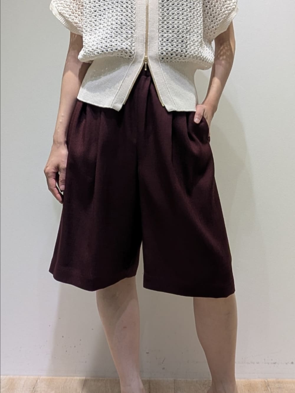 レッド系のその他パンツ、ホワイト系のニット/セーター、ホワイト系のネックレスを着用したレディースの春コーディネートの3枚目の写真