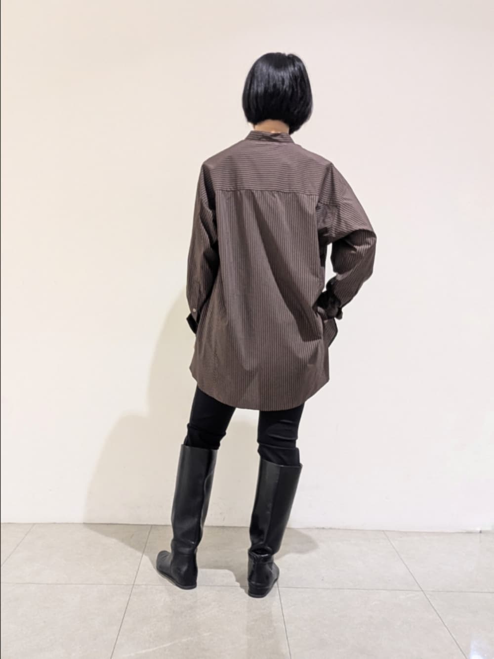ブラウン系のシャツ/ブラウス、ブラック系のその他パンツ、シルバー系のネックレスを着用したレディースの夏コーディネートの5枚目の写真