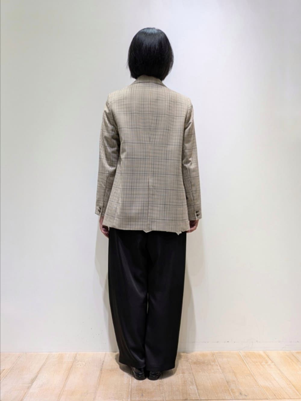 ベージュ系のテーラードジャケット、ホワイト系のシャツ/ブラウス、ブラック系のその他パンツを着用したレディースの秋コーディネートの5枚目の写真