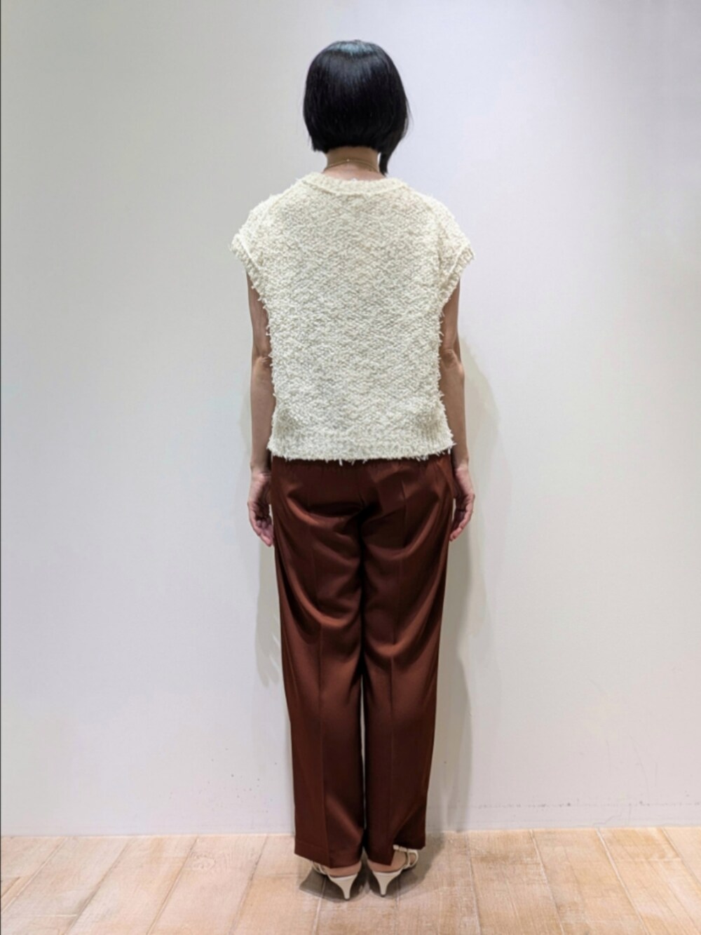 ホワイト系のニット/セーター、ブラウン系のその他パンツを着用したレディースの夏コーディネートの5枚目の写真