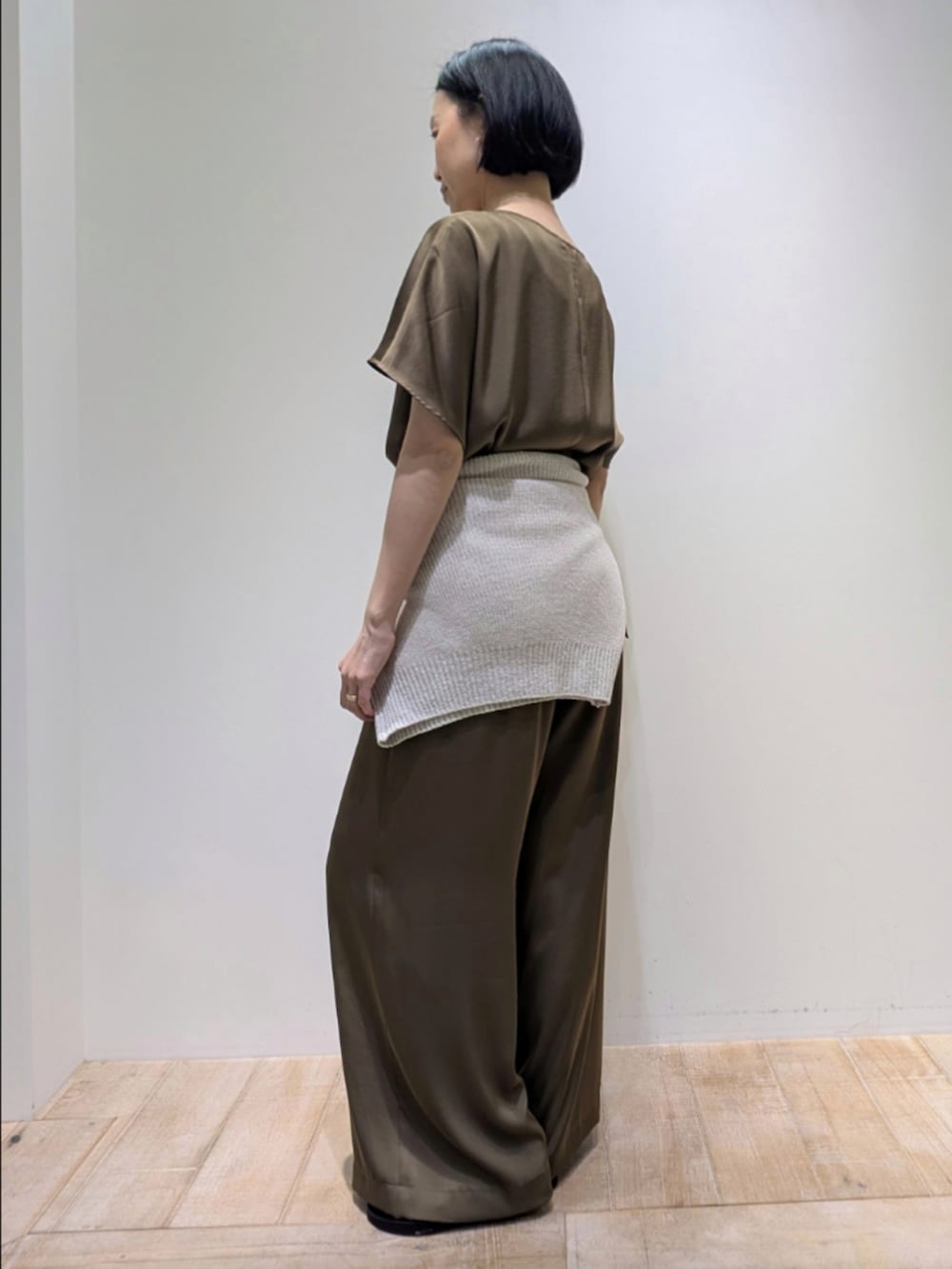 グリーン系のシャツ/ブラウス、グリーン系のその他パンツ、ベージュ系のニット/セーターを着用したレディースの春コーディネートの5枚目の写真