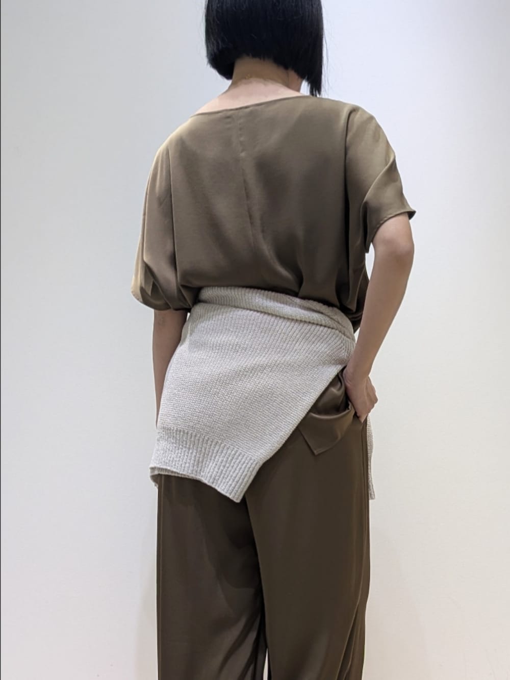 グリーン系のシャツ/ブラウス、グリーン系のその他パンツ、ベージュ系のニット/セーターを着用したレディースの春コーディネートの4枚目の写真