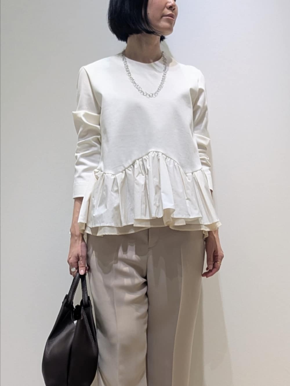 ホワイト系のシャツ/ブラウス、ベージュ系のその他パンツを着用したレディースの冬コーディネートの2枚目の写真