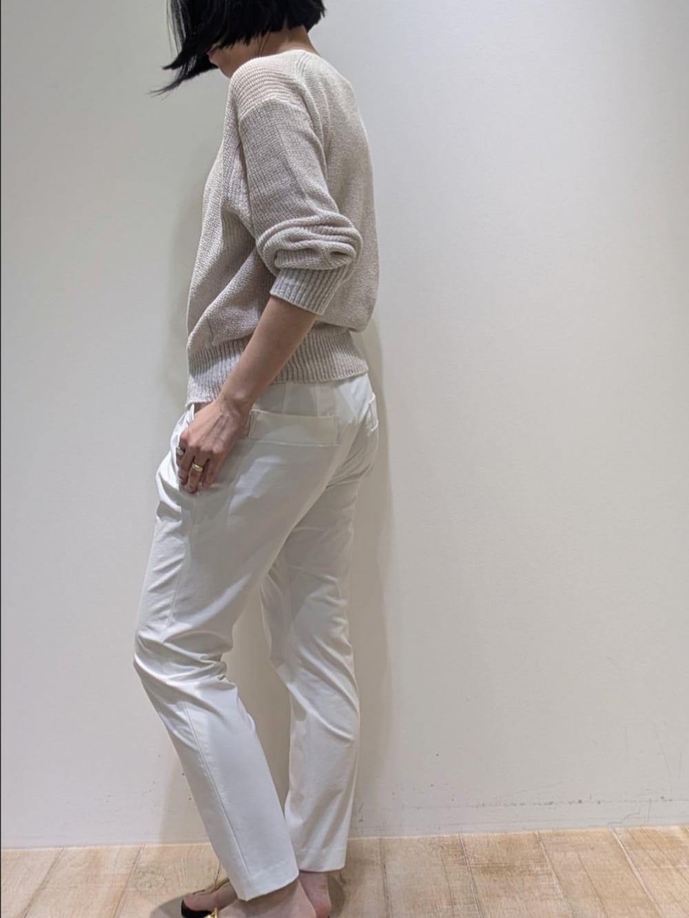 ベージュ系のニット/セーター、ホワイト系のその他パンツ、ホワイト系のシャツ/ブラウスを着用したレディースの春コーディネートの5枚目の写真