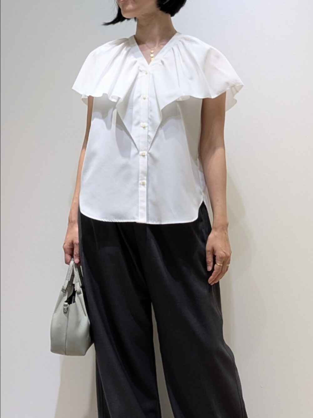 ホワイト系のシャツ/ブラウス、グレー系のその他パンツを着用したレディースの秋コーディネートの2枚目の写真