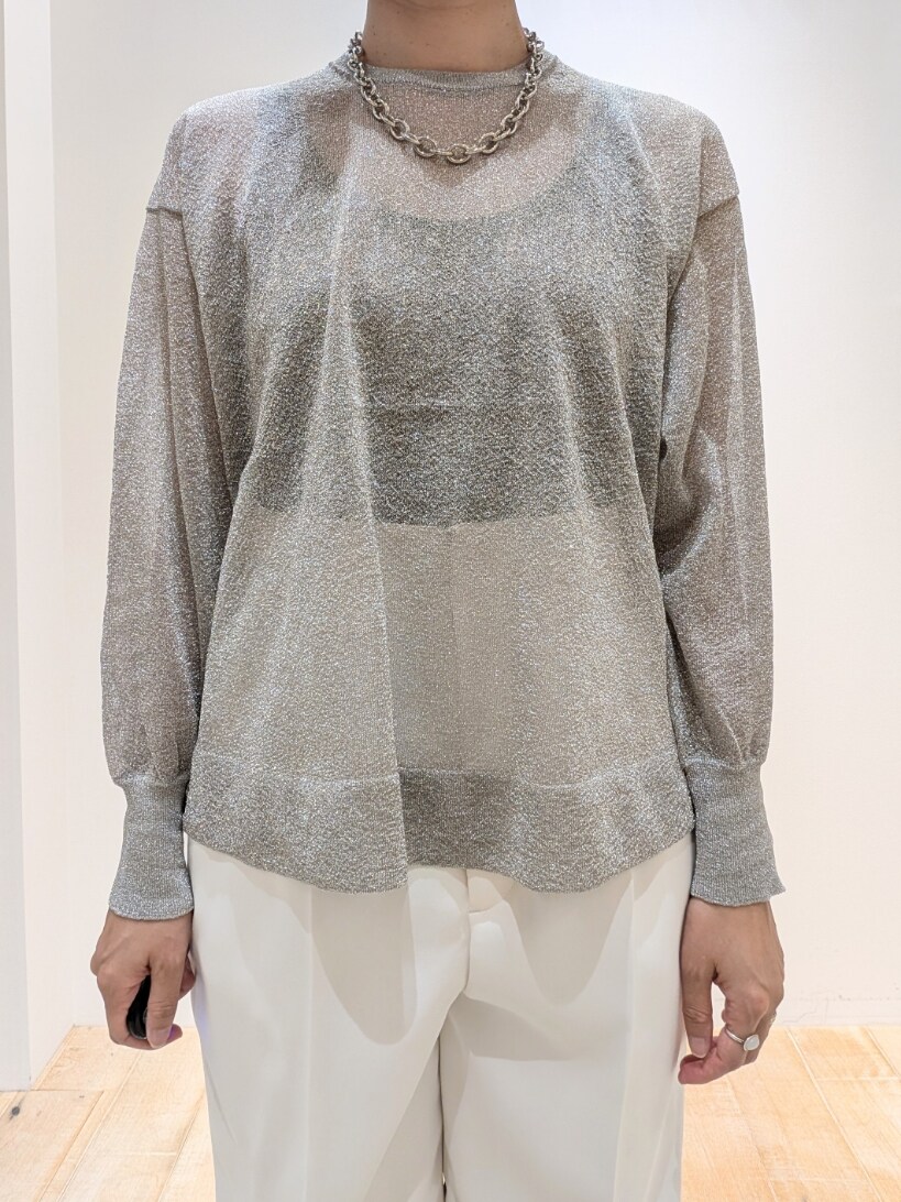 シルバー系のTシャツ/カットソー、ホワイト系のその他パンツを着用したレディースの夏コーディネートの4枚目の写真