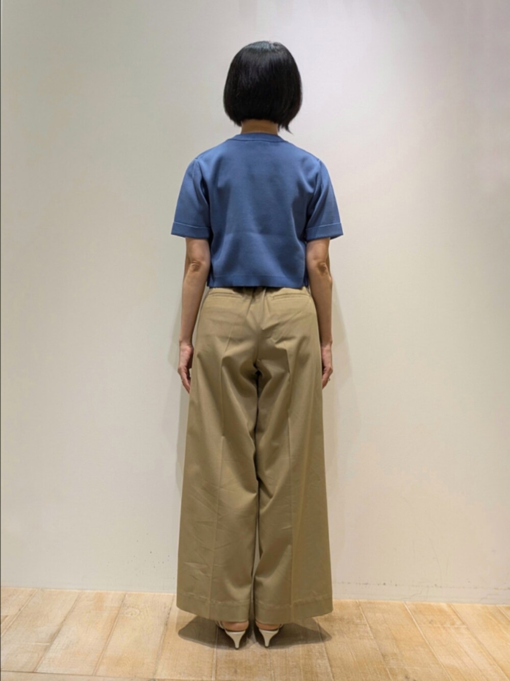 ベージュ系のその他パンツ、ブラウン系のTシャツ/カットソーを着用したレディースの夏コーディネートの5枚目の写真