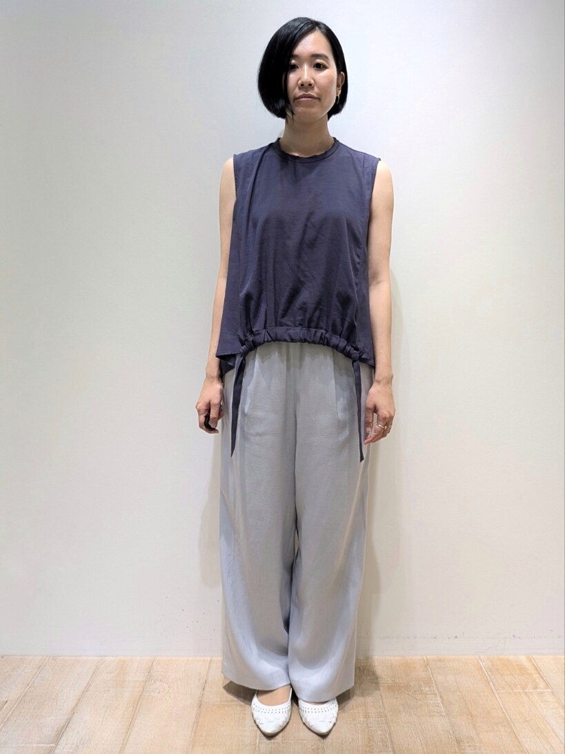 パープル系のシャツ/ブラウス、ブルー系のその他パンツ、グレー系のカーディガン/ボレロを着用したレディースの夏コーディネートの2枚目の写真