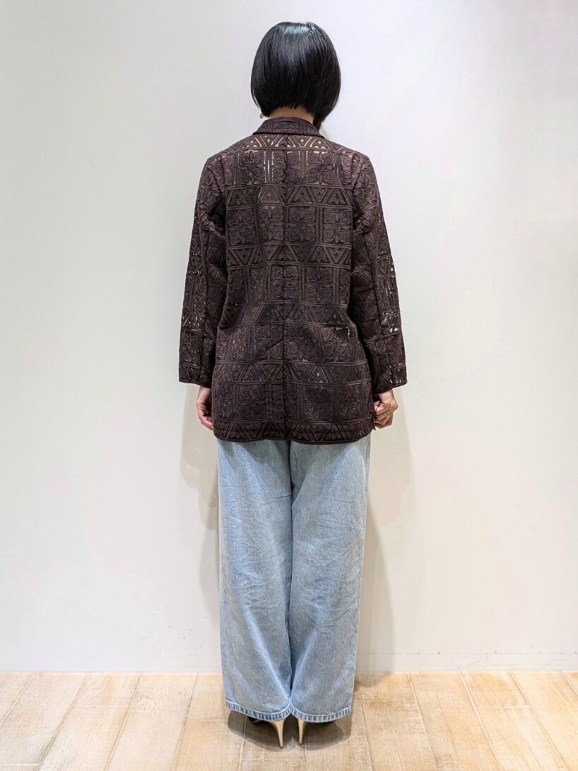 ブラウン系のテーラードジャケット、ベージュ系のタンクトップ、ブルー系のデニムパンツを着用したレディースの夏コーディネートの3枚目の写真