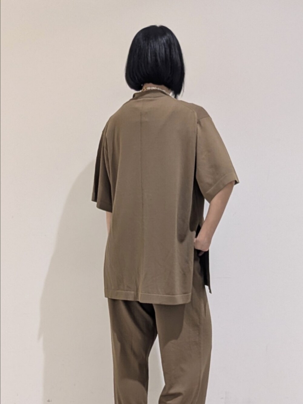 ベージュ系のその他パンツ、ベージュ系のテーラードジャケット、ホワイト系のタンクトップを着用したレディースの夏コーディネートの4枚目の写真