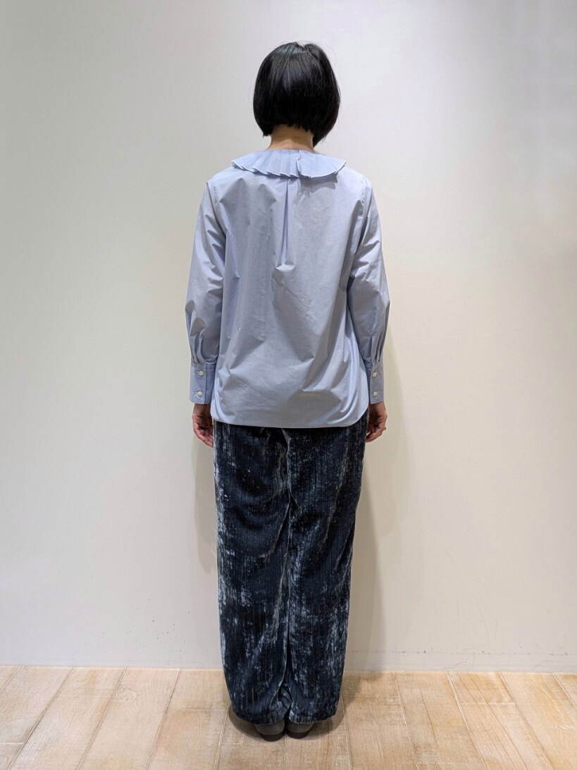ブルー系のシャツ/ブラウス、ブルー系のその他パンツを着用したレディースの冬コーディネートの3枚目の写真