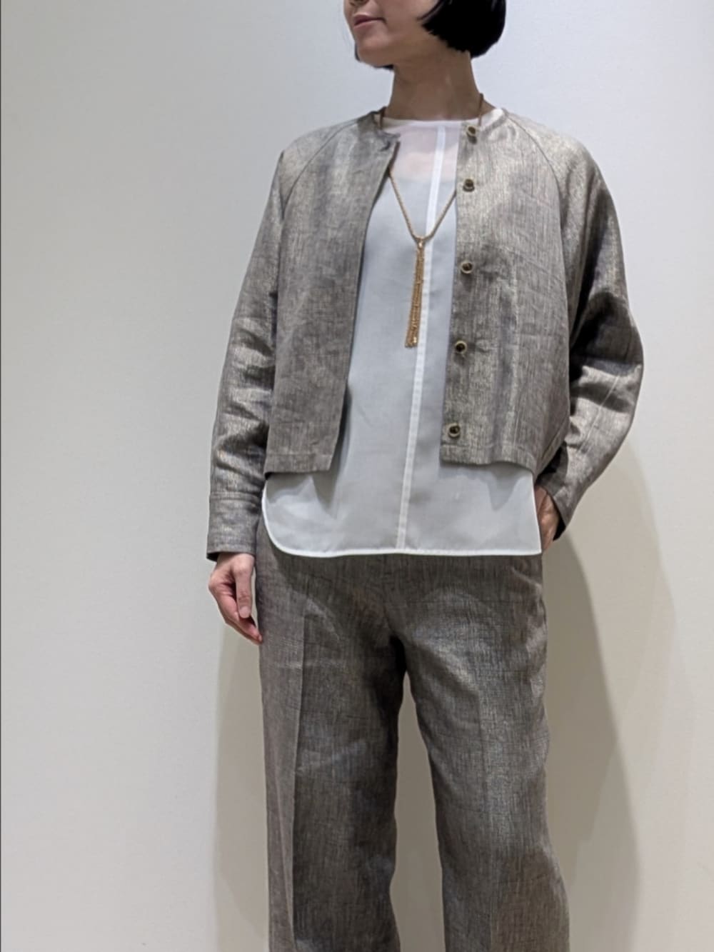 ベージュ系のブルゾン、ホワイト系のシャツ/ブラウス、ベージュ系のその他パンツを着用したレディースの春コーディネートの2枚目の写真