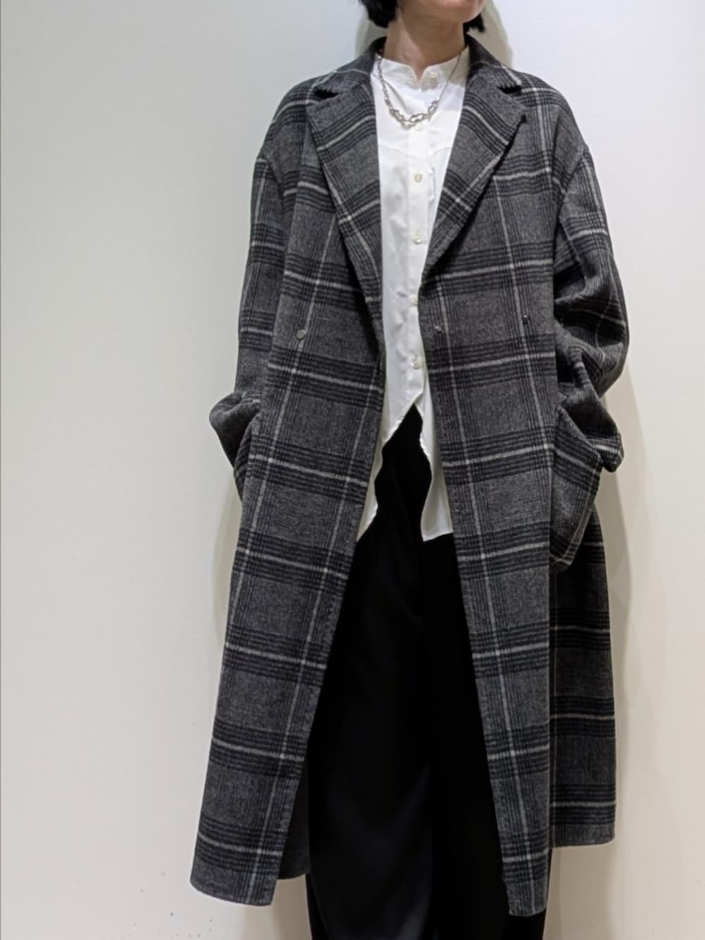 その他のチェスターコート、ホワイト系のシャツ/ブラウス、ブラック系のその他パンツを着用したレディースの秋コーディネートの2枚目の写真